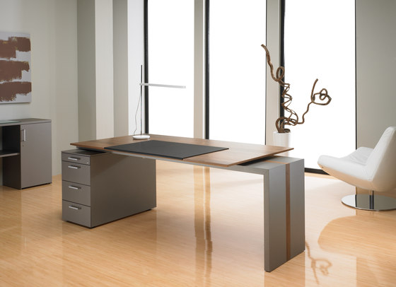 Inova Winkeltisch | einseitig aufgelegt auf Standcontainer | Schreibtische | Müller Manufaktur