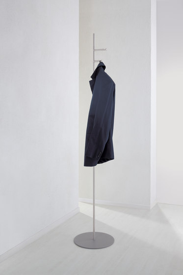 Portemanteau sur pied, 2 crochets concaves, plaque de fond en gris | Porte-serviettes | PHOS Design