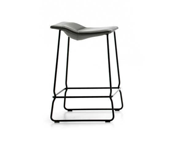Last Minute medium upholstered | Bar stools | viccarbe