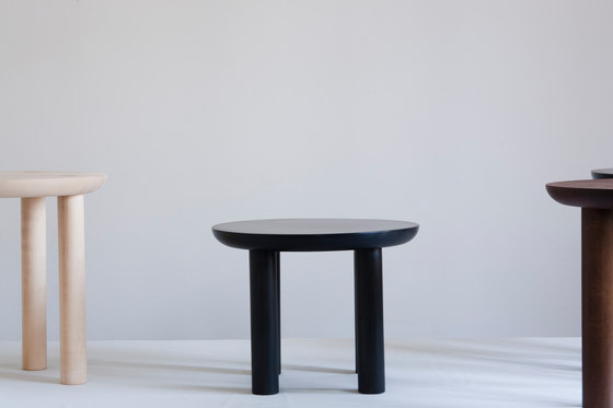 Wing low stool | Hocker | Karen Chekerdjian
