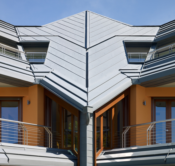 Roof covering | Angled standing seam | Revestimientos para tejados | RHEINZINK