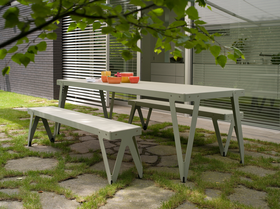 Lloyd dining table with bench | Sistemas de mesas sillas | Functionals