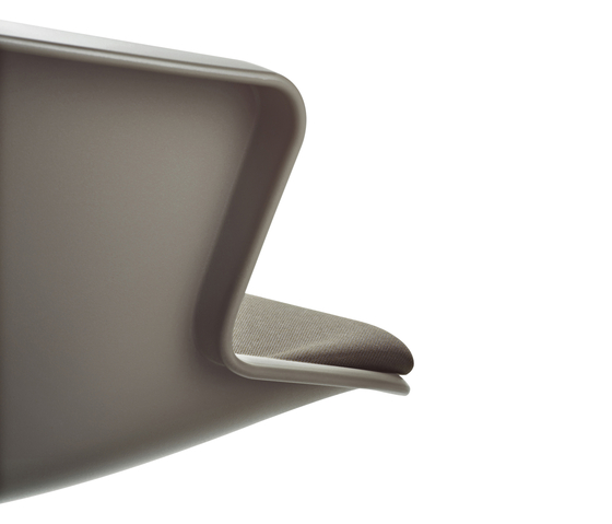 Zed base girevole in polipropilene con pannellino di rivestimento sedile | Sedie | Maxdesign