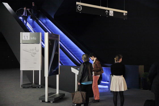 Signaletik-System Messe Basel - Mobile Indoor-Stele doppelseitig F4 | Werbe Displays | BURRI