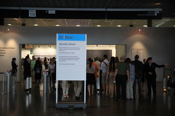 Signage System Messe Basel by BURRI – Mobile indoor F4 twin-sided stele | Bornes d'information | BURRI