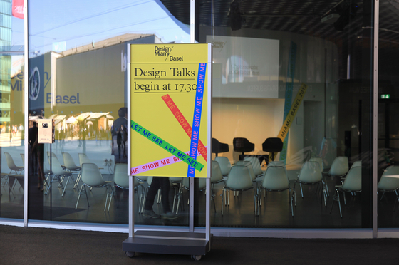 Signaletik-System Messe Basel - Mobile Indoor-Stele doppelseitig F4 | Werbe Displays | BURRI