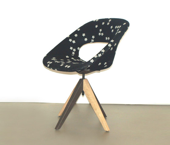 Diagonal Cross Legs Chair | Stühle | dutchglobe