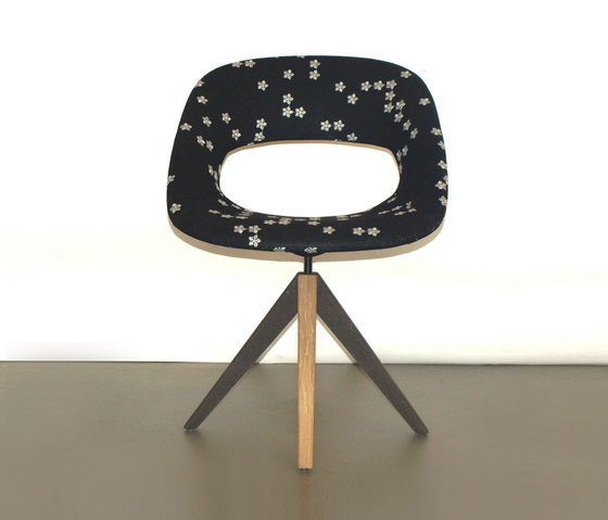 Diagonal Cross Legs Chair | Chaises | dutchglobe