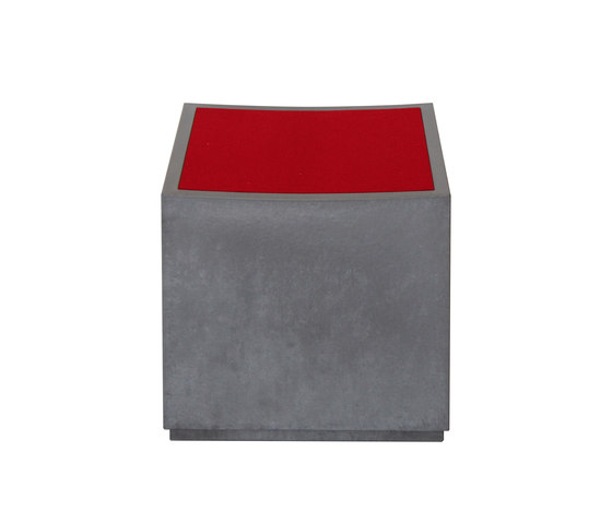 Concrete seating cube | Sgabelli | OGGI Beton
