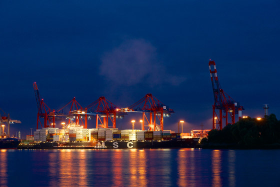 Hamburg | Ein Containerschiff im Hamburger Hafen | Kunststoff Folien | wallunica