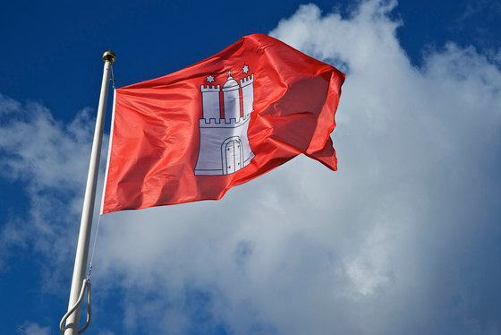 Hamburg | Fahne mit dem Wappen der Hansestadt Hamburg | Kunststoff Folien | wallunica