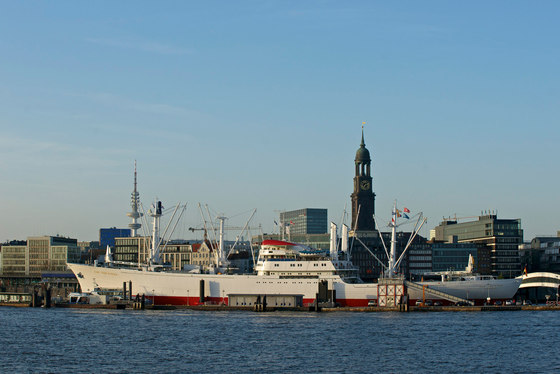 Hamburg | The Cap San Diego on the pier in Hamburg | Planchas de madera | wallunica