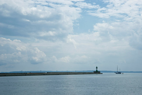 Landschaft | Eine Mole mit Leuchtturm auf der Insel Rügen | Holz Platten | wallunica