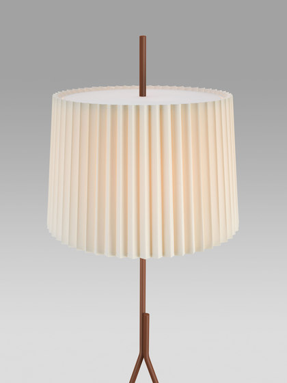 Fliegenbein Floor Lamp | Lámparas de pie | Kalmar