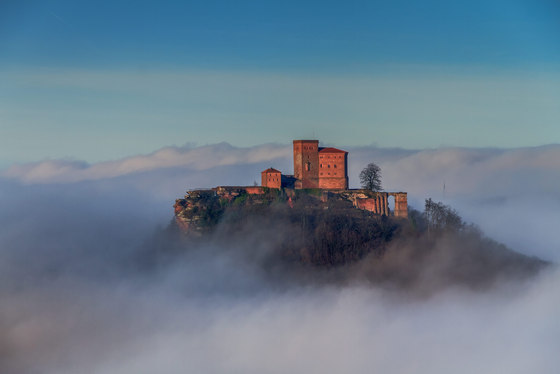 Landschaft | Burg Trifels im Morgennebel | Kunststoff Folien | wallunica