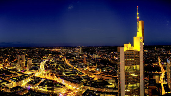 Francfort | Le bâtiment de la Commerzbank à Frankfurt dans la nuit | Films adhésifs | wallunica