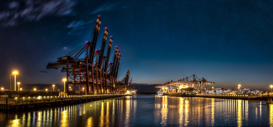 Hamburg | Container port on the Elbe in Hamburg at night | Fogli di plastica | wallunica