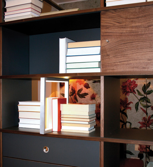 QR Shelf | QRL Shelf lamp | Lampade per mobili | OLIVER CONRAD
