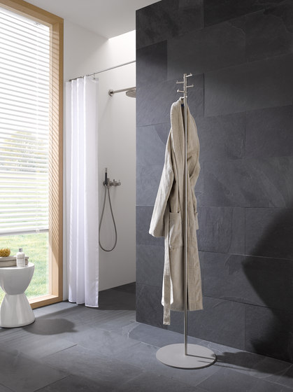 Minimalistische Bad-Garderobe, graue Bodenplatte | Handtuchhalter | PHOS Design