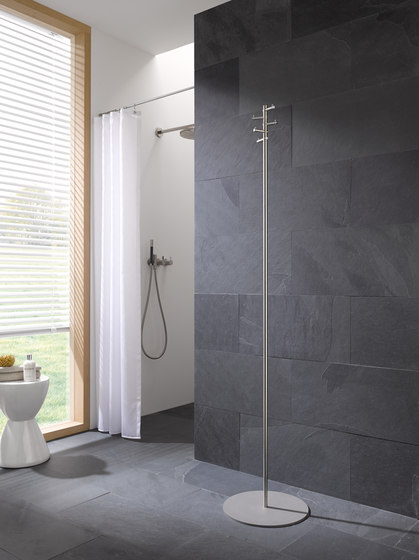 Vestiaire de salle de bain minimaliste, plaque de fond grise | Porte-serviettes | PHOS Design