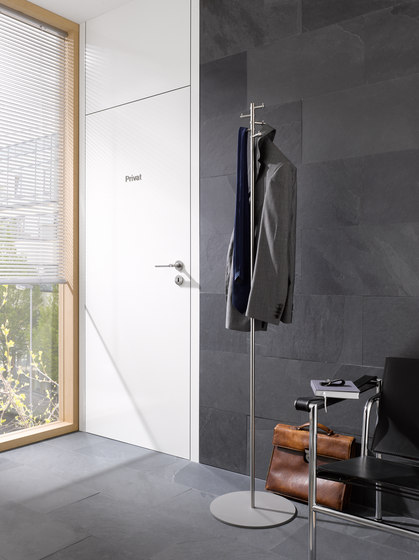 Armario de pie minimalista, base gris | Estanterías toallas | PHOS Design