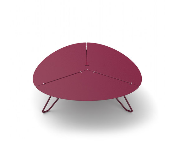 Loo low triangular table | Tavolini bassi | Matière Grise