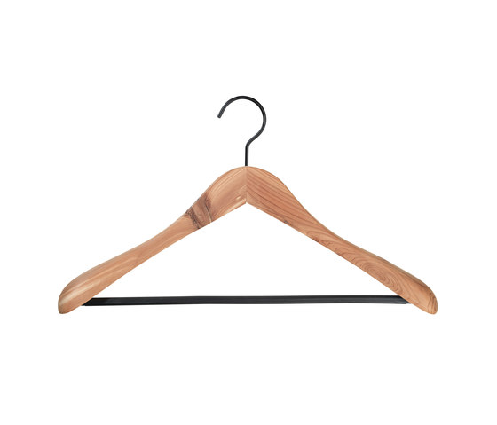 Cedar coat hanger with bar | Coat hangers | nomess copenhagen