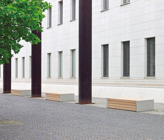 ersio corpus 100 stoolbench with slats MEDIUM and concrete feet in standard ligth grey  | Bancos | Westeifel Werke