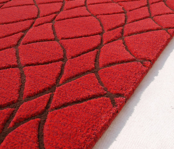 Strange Red | Tapis / Tapis de designers | Nuzrat Carpet Emporium