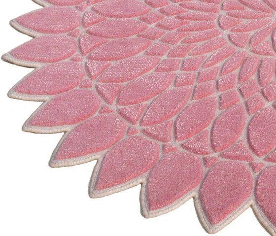 Wreath Pink | Tapis / Tapis de designers | Nuzrat Carpet Emporium
