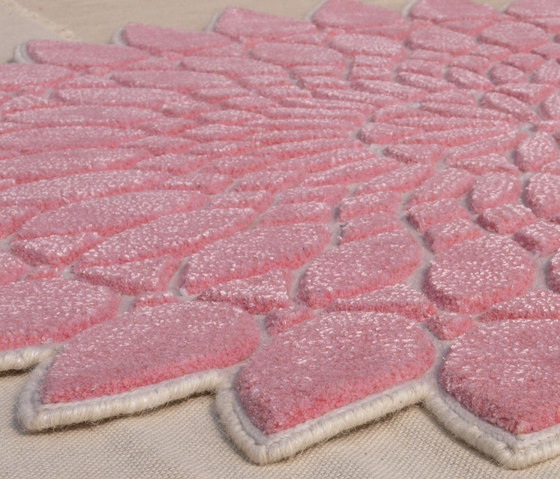 Wreath Pink | Formatteppiche | Nuzrat Carpet Emporium