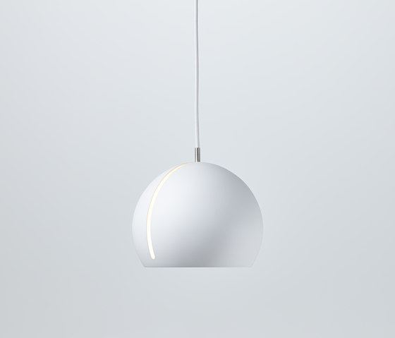 Tilt Globe pendant light white | Lampade sospensione | Nyta