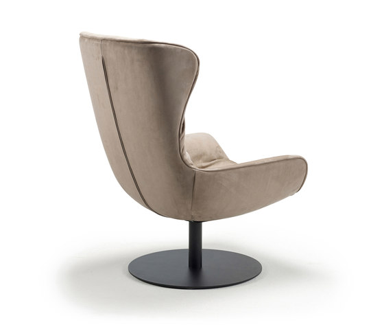 Leya | Wingback Chair with central leg | Poltrone | FREIFRAU MANUFAKTUR