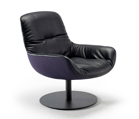 Leya | Lounge Chair with central leg | Sillones | FREIFRAU MANUFAKTUR
