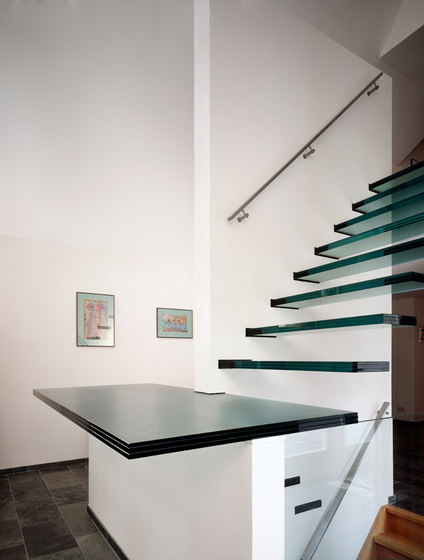 Floating | Straight Stairs Glass TRE-107 | Staircase systems | EeStairs