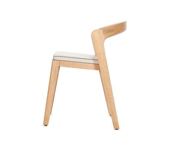 Play Chair – Oak Natural Stained with ivory calf leather cushion | Stühle | Wildspirit