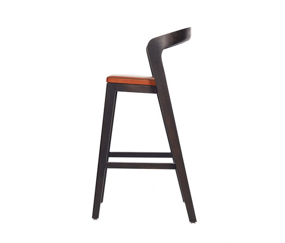 Play Barstool High – Oak Stained with camel calf leather cushion | Tabourets de bar | Wildspirit