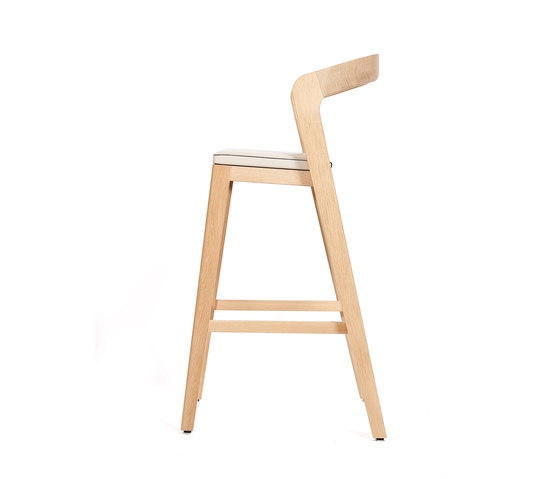 Play Barstool High – Oak Natural Stained with ivory calf leather cushion | Barhocker | Wildspirit
