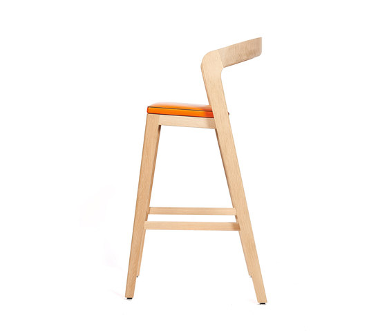Play Barstool High – Oak Natural Stained with orange calf leather cushion | Tabourets de bar | Wildspirit