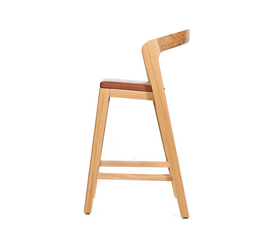Play Barstool Low – Oak Natural Stained with camel calf leather cushion | Chaises | Wildspirit