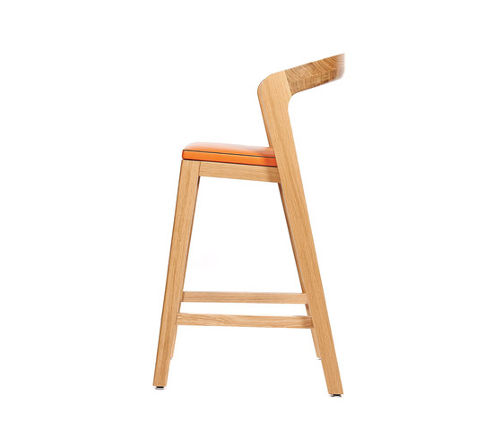 Play Barstool Low – Oak Natural Stained with orange calf leather cushion | Stühle | Wildspirit