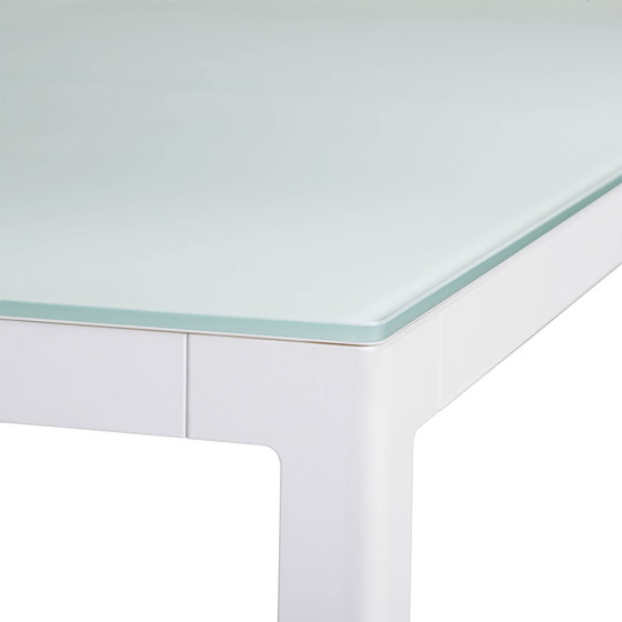 Min Table, Small – Glass Top | Mesas comedor | Design Within Reach