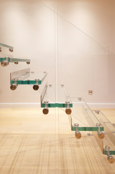 Mistral All Glass with Steel Risers by Siller Treppen | Staircase systems