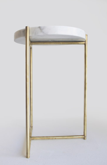 Oliver Marble Tray Side Table Brass | Beistelltische | Evie Group
