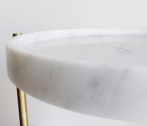 Oliver Marble Tray Side Table Brass | Tavolini alti | Evie Group
