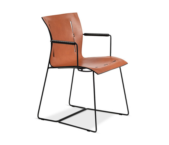 Cuoio chair with armrests | Chairs | Walter K.