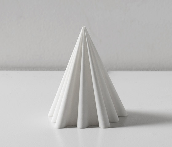Pyramid Table Lamp | Lámparas de sobremesa | Robert Debbane