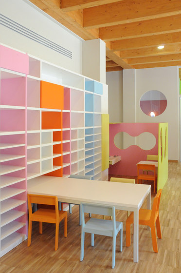 Classrooms "in linea" bookshelf | Estantería | PLAY+