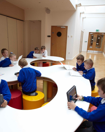 Table s shape top | Mesas para niños | PLAY+