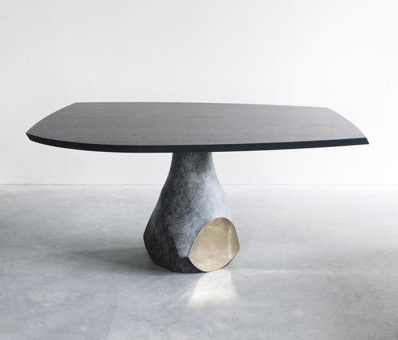 Pukka table with 1 base | Esstische | Van Rossum